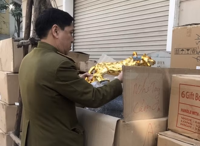 Cơ sở có 433 chai rượu thành phẩm hình các con vật như con chuột, con trâu, con nghé, con báo, con chuột túi, con cá.