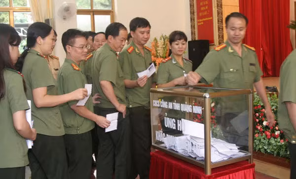 Cán bộ chiến sĩ quyên góp tiền ủng hộ nhân dân.