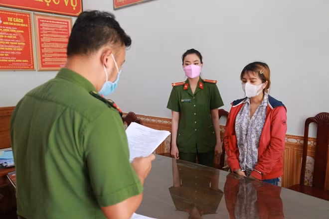Công an TP Đà Nẵng đọc lệnh bắt Lê Thị Kim Khánh