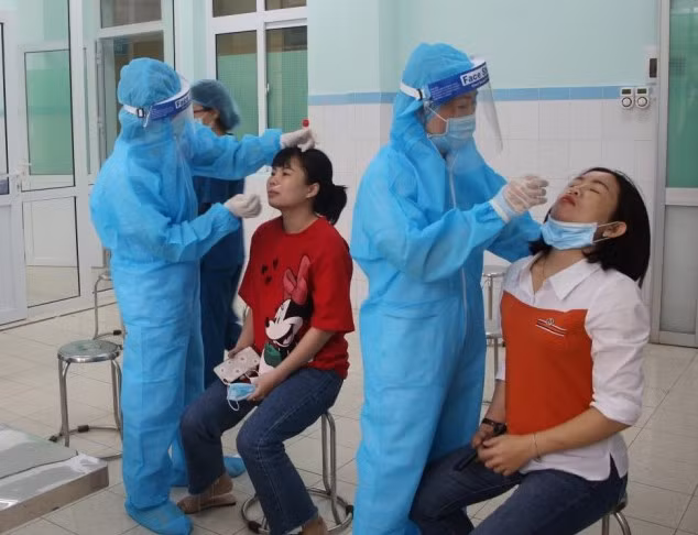 Lấy mẫu xét nghiệm COVID-19 tại Bệnh viện 199