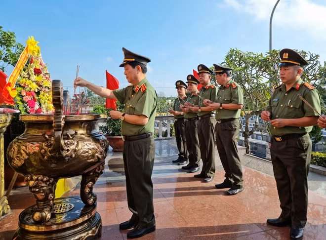 Thứ trưởng Nguyễn Văn Sơn dâng hương tại nghĩa trang liệt sĩ xã Hòa Tiến