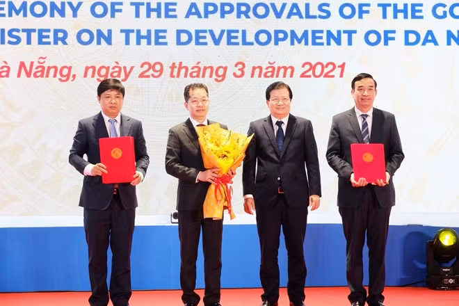 Phó Thủ tướng Trịnh Đình Dũng trao các Quyết định và tặng hoa chúc mừng lãnh đạo TP Đà Nẵng