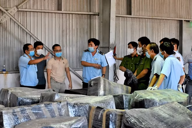Lực lượng chức năng kiểm tra lô hàng