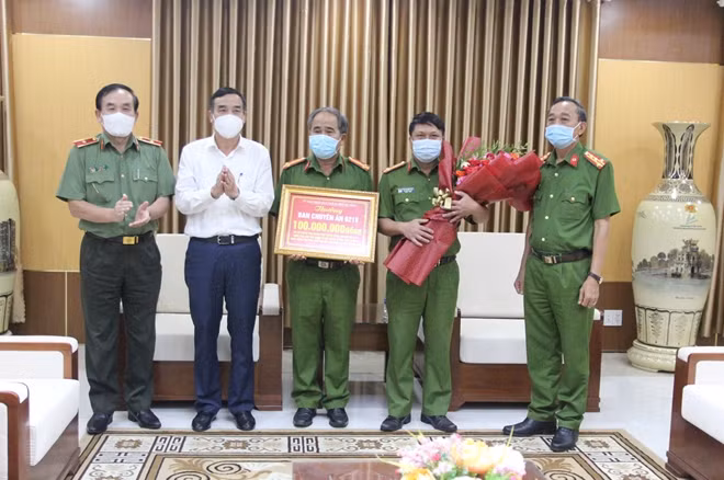 Chủ tịch UBND TP Đà Nẵng khen thưởng đơn vị phá án