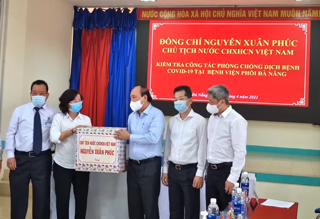 Chủ tịch nước tặng quà cho ngành Y tế và Bệnh viện Phổi Đà Nẵng