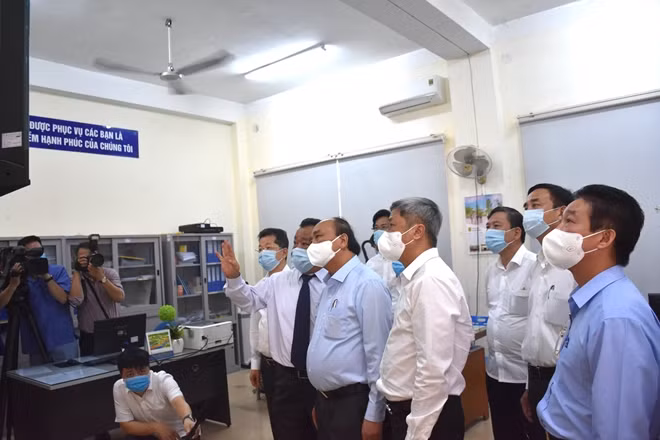 Chủ tịch nước kiểm tra quy trình quản lý, phòng dịch tại Bệnh viện Phổi Đà Nẵng.
