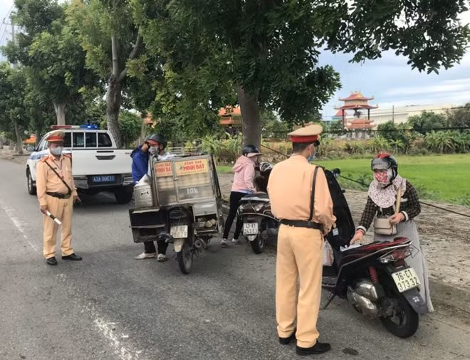 CSGT Công an Đà Nẵng nhắc nhở người dân không ra đường khi không cần thiết trong thời gian thực hiện giãn cách xã hội