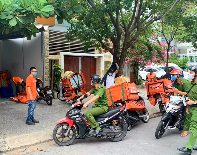 Lực lượng Công an nhắc nhở, xử lý các trường hợp giao hàng trái quy định