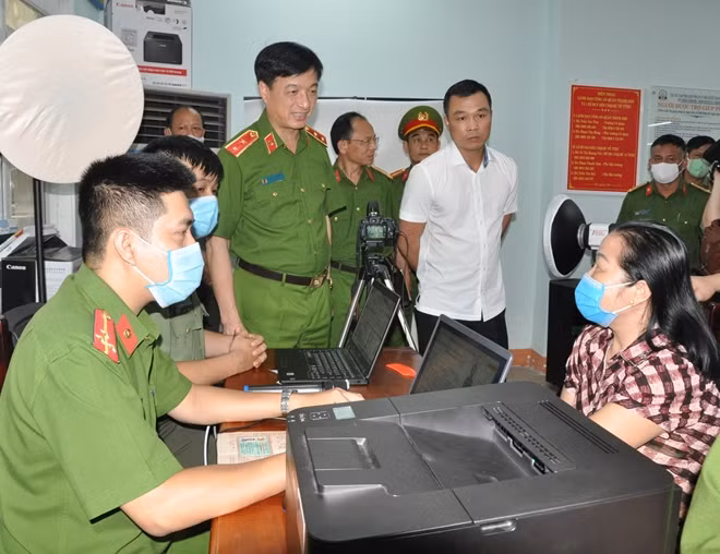 Thứ trưởng Nguyễn Duy Ngọc kiểm tra thực tế công tác tiếp nhận hồ sơ CCCD tại quận Thanh Khê, Đà Nẵng.