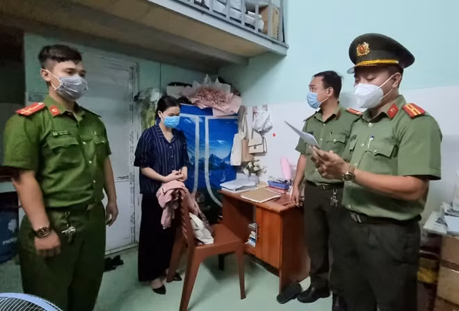 Cơ quan Công an đọc lệnh bắt giữ Phạm Thị Phúc