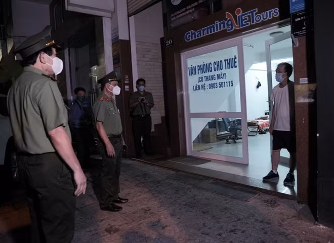 Công an TP Đà Nẵng kiểm tra khu vực bar New Phương Đông và thăm hỏi người dân trong khu vực phong tỏa.
