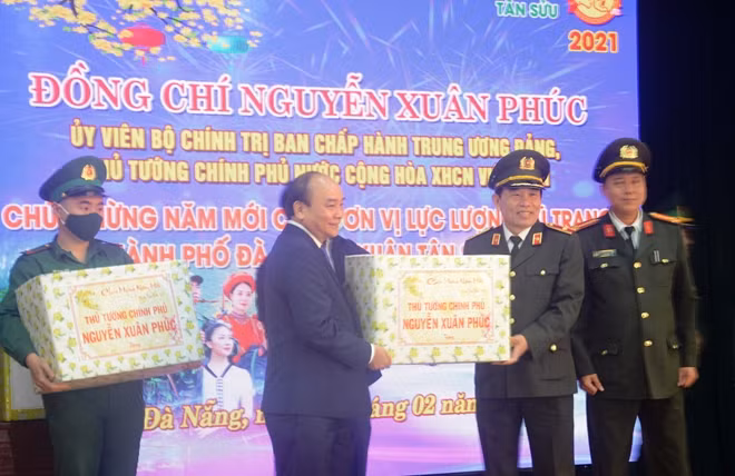 Thủ tướng Nguyễn Xuân Phúc tặng quà các lực lượng vũ trang