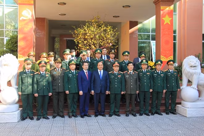 Đại diện các lực lượng vũ trang chụp ảnh lưu niệm với Thủ tướng Chính phủ