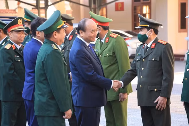 Đại diện lãnh đạo lực lượng vũ trang TP Đà Nẵng chào đón Thủ tướng Nguyễn Xuân Phúc.