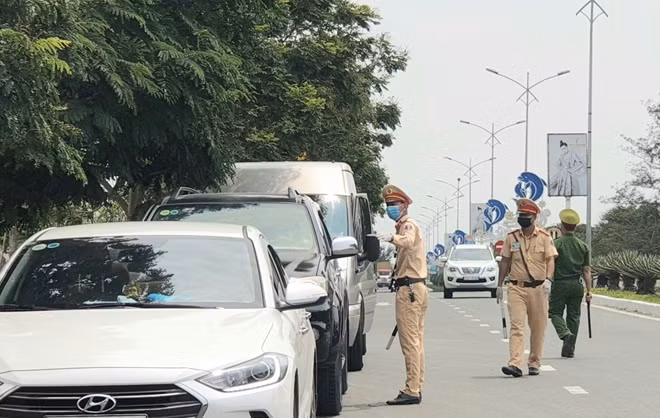 Việc lập các chốt kiểm soát nhằm ngăn các phương tiện chở người từ vùng có dịch vào TP và phát hiện các trường hợp nhập cảnh trái phép