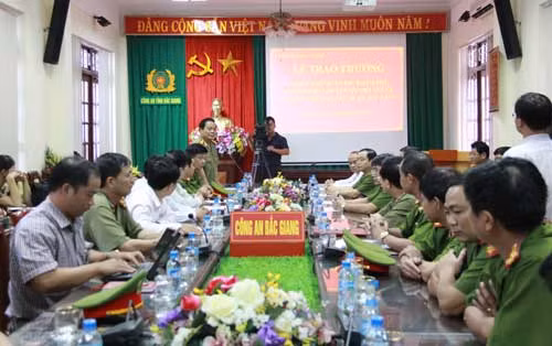 Lễ trao thưởng vụ án.