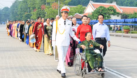 Cán bộ, chiến sĩ Trung đoàn 375 đón và hướng dẫn đồng bào và khách quốc tế vào Lăng viếng Bác.