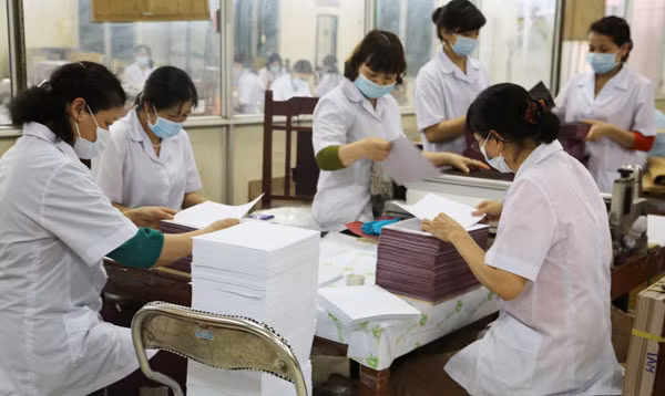 Tuân thủ giờ giấc và thực hiện nghiêm ngặt phương tiện bảo hộ lao động tại Trung tâm Kỹ thuật tài liệu nghiệp vụ.