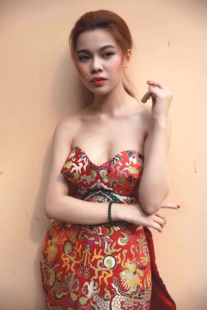 Ngoài phẩn âm nhạc, Giang Hồng Ngọc còn đầu tư để thay đổi hình ảnh cho độc đáo và mới lạ. Cô kết hợp với nhà thiết kế Thủy Nguyễn và photo Vic Nguyễn để thực hiện bộ hình đính kèm đậm chất Á đông với thần thái mạnh mẽ và đầy cuốn hút..