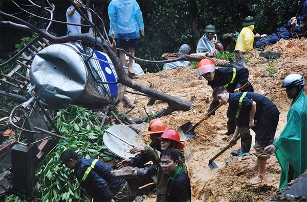 Lực lượng cứu hộ tiếp cận hiện trường khu vực 3 căn nhà bị vùi lấp. Lực lượng cứu hộ tiếp cận hiện trường khu vực 3 căn nhà bị vùi lấp.