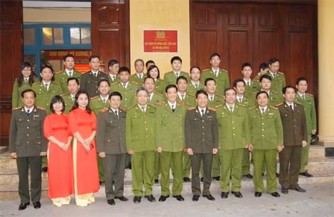 Thứ trưởng Trần Việt Tân cùng cán bộ chiến sĩ Cục Cảnh sát PCCC và CNCH. Ảnh: Việt Hưng.