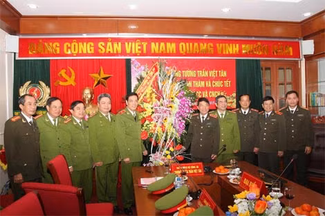 Thứ trưởng Trần Việt Tân tặng hoa chúc mừng Cục Cảnh sát PCCC và CNCH. Ảnh: Việt Hưng.