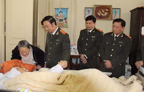 Thượng tướng Đặng Văn Hiếu và đoàn công tác chúc tết đồng chí nguyên Thứ trưởng Thường trực Phạm Tâm Long và gia đình.