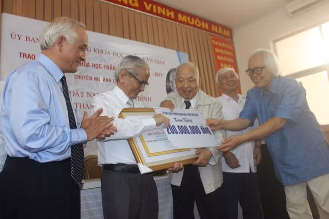 Trao Giải thưởng khoa học Trần Văn Giàu cho GS. Phan Huy Lê, chủ biên công trình.