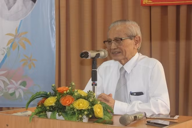 GS. Phan Huy Lê phát biểu tại buổi lễ.