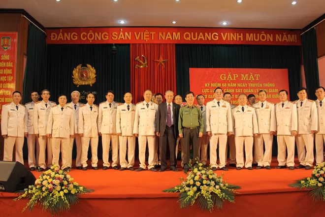 Thứ trưởng Nguyễn Văn Sơn với các thế hệ lãnh đạo lực lượng Cảnh sát trại giam