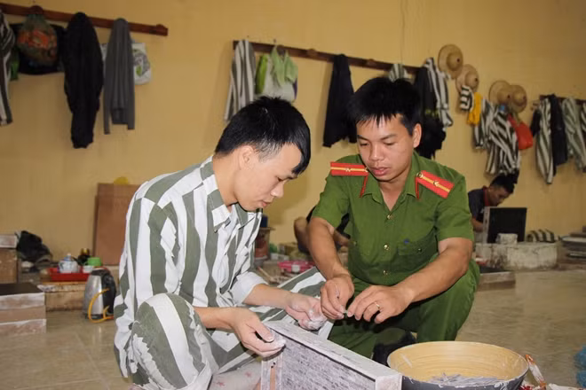 Cán bộ trại giam hướng dẫn phạm nhân lao động