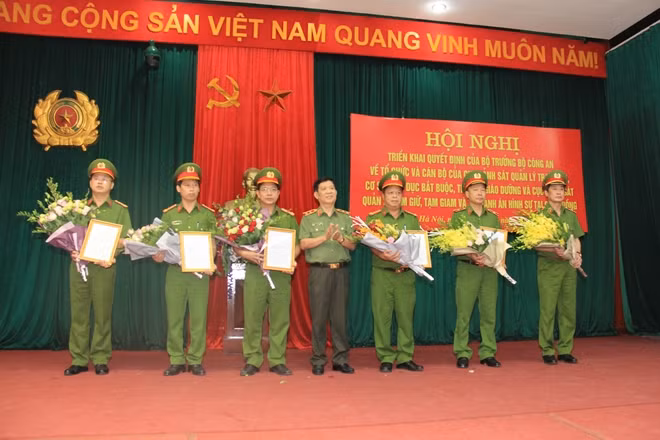 Thứ trưởng Nguyễn Văn Sơn trao Quyết định của Bộ trưởng Bộ Công an cho các đồng chí Phó cục trưởng cục C11