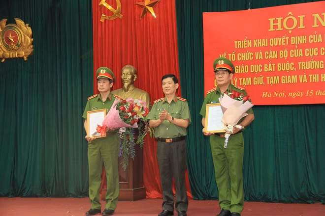 Thứ trưởng Nguyễn Văn Sơn trao quyết định của Bộ trưởng Bộ Công an cho 2 đồng chí Cục trưởng C10 và C11