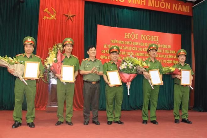 Thứ trưởng Nguyễn Văn Sơn trao Quyết định của Bộ trưởng Bộ Công an cho các đồng chí lãnh đạo thuộc Tổng cục VIII nghỉ công tác