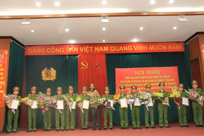 Thứ tưởng Nguyễn Văn Sơn trao Quyết định của Bộ trưởng Bộ Công an cho các đồng chí Phó Cục trưởng Cục C10