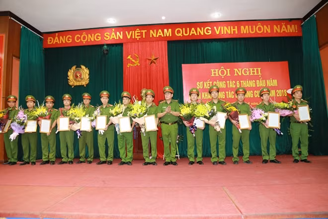 Trung tướng Hồ Thanh Đình trao quyết định bổ nhiệm lại lãnh đạo cấp phòng cho các đơn vị