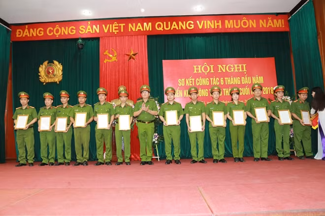 Trung tướng Hồ Thanh Đình trao Quyết định bổ nhiệm lại cho lãnh đạo cấp phòng các đơn vị thuộc Cục