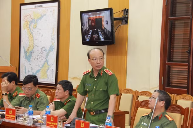 Đại diện Tổng cục VIII trả lời câu hỏi của Công an địa phương