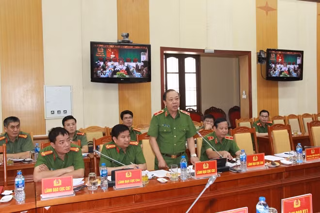 Đại diện Tổng cục VIII trả lời các câu hỏi của Công an địa phương