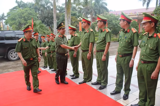 Thứ trưởng Nguyễn Văn Sơn với CBCS Trại giam Tân Lập