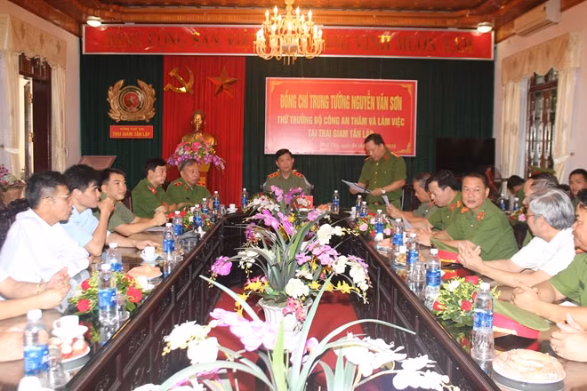Thứ trưởng Nguyễn Văn Sơn làm việc với CBCS Trại giam Tân Lập