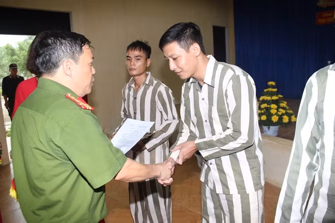 Giám thị Trại giam Tân Lập trao Quyết định tha tù trước thời hạn có điều kiện cho các phạm nhân