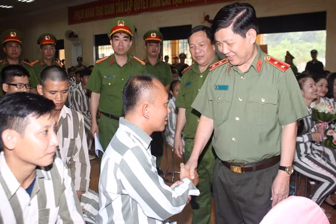 Thứ trưởng Nguyễn Văn Sơn động viên các phạm nhân lao động, cải tạo tốt