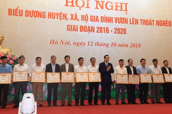 Ban Tổ chức trao Bằng khen cho các tập thể, cá nhân