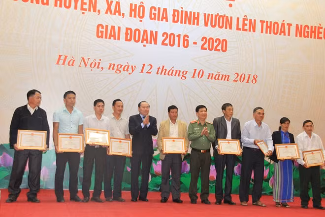 Ban Tổ chức trao Bằng khen cho các tập thể, cá nhân