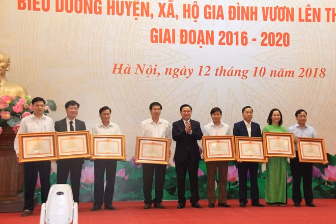 Ban Tổ chức trao Bằng khen cho các tập thể, cá nhân