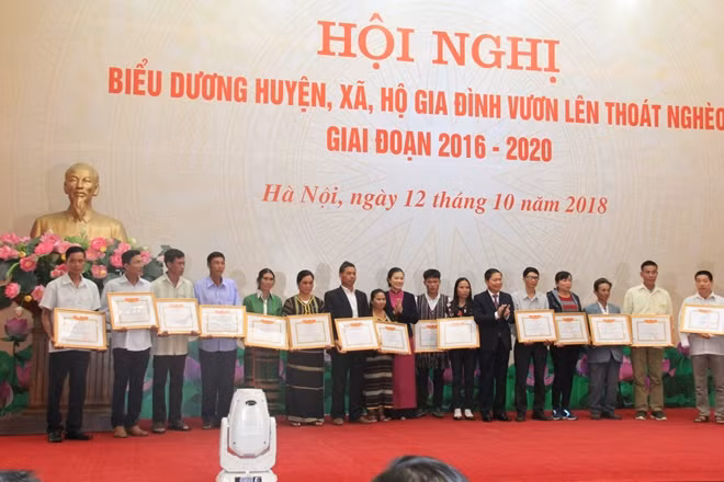 Ban Tổ chức trao Bằng khen cho các tập thể, cá nhân