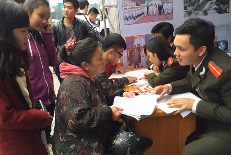 Cán bộ đào tạo của Học viện ANND đang tư vấn những thắc mắc của phụ huynh, học sinh về kỳ thi tuyển sinh ĐH 2015. Cán bộ đào tạo của Học viện ANND đang tư vấn những thắc mắc của phụ huynh, học sinh về kỳ thi tuyển sinh ĐH 2015.