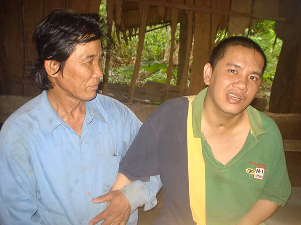 Bên trong căn chòi lá này, có hai phận người thê lương. Bên trong căn chòi lá này, có hai phận người thê lương.