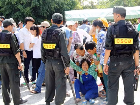 Người thân của bị cáo khóc ngất, không trụ vững sau khi tòa tuyên án phạt tù.